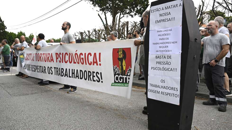 Concentração de trabalhadores no último dia da greve nacional do setor da cortiça, convocada pela FEVICCOM - Federação Portuguesa dos Sindicatos da Construção, Cerâmica e Vidro pelo "aumento digno do salário e do subsídio de refeição", com a presença do secretário-geral da CGTP-IN Tiago Oliveira, que se realizou junto ao edifício da Amorim Holding em Mozelos, Santa Maria da Feira, 31 de julho de 2024. FERNANDO VELUDO/LUSA