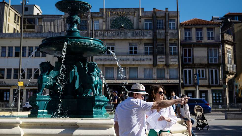 Turistas passeiam junto à Praça dos Leões, no Porto, 22 de abril de 2024. JOSÉ COELHO/LUSA