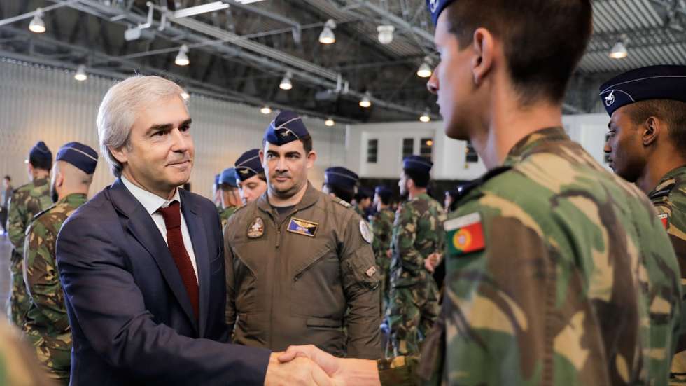 Ministro da Defesa Nacional, Nuno Melo (E), cumprimenta militares durante a cerimónia de receção da Força Nacional Destacada na Missão Enhanced Air Policing 2024 (eAP24) na Lituânia, realizada na Base Aérea de Monte Real, 02 de agosto de 2024. A missão ‘Enhanced Air Policing 2024’ (eAP24) da NATO, decorreu entre 1 de abril e 31 de julho de 2024, envolveu a participação total de 240 militares da Força Aérea que garantiram a presença de um efetivo de 85 militares em permanência no Teatro de Operações. PAULO CUNHA/LUSA