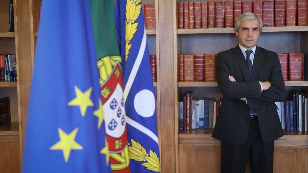 O ministro da Defesa Nacional, Nuno Melo, posa para a fotografia durante uma entrevista à agência Lusa na sede do Ministério da Defesa, em Lisboa, 31 de julho de 2024. O ministro Nuno Melo afirmou que as associações socioprofissionais militares e as chefias dos ramos vão voltar a ser ouvidos pelo Ministério da Defesa para se pronunciarem sobre a regulamentação das medidas recentemente anunciadas para as Forças Armadas. (ACOMPANHA TEXTO DA LUSA DO DIA 04 DE AGOSTO DE 2024). ANTÓNIO PEDRO SANTOS/LUSA