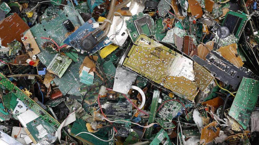 Pormenores da gestão de equipamentos elétricos, especialmente pequenos aparelhos em fim de vida, no Centro Operacional de Resíduos da empresa em Santo Antão do Tojal, Loures, 27 de outubro de 2023. O Eletrão promove um conjunto de visitas para mostrar o que acontece aos resíduos depois de serem entregues para reciclagem, sejam embalagens, pilhas ou equipamentos eléctricos usados. ANTÓNIO PEDRO SANTOS/LUSA
