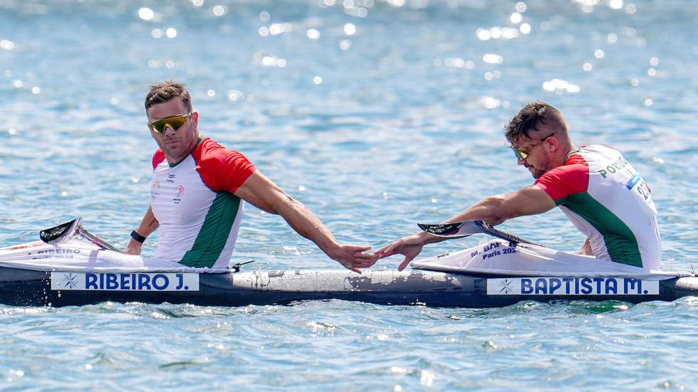 Os canoístas portugueses João Ribeiro (E) e Messias Baptista (D) reagem após terminarem da prova da final de K2 500 metros em sexto, nos Jogos Olímpicos de Paris, em Paris, França, 09 de agosto de 2024. HUGO DELGADO/LUSA