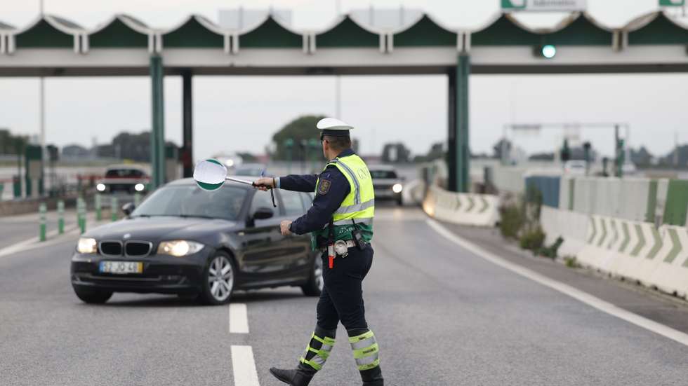 Um militar da Guarda Nacional Republicana (GNR) durante uma ação de fiscalização/sensibilização sobre segurança rodoviária na Autoestrada A12, em Palmela, 29 de dezembro de 2023. ANTÓNIO PEDRO SANTOS/LUSA