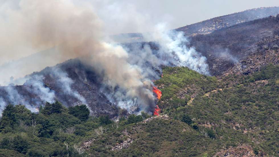 O incêndio que teve origem na Serra de Água, concelho da Ribeira Brava na quarta feira pela manhã, contínua ativo e em progressão trilhando maioritariamente o maciço central da ilha estando de momento a ocupar partes da freguesia do Jardim da Serra, no concelho de Câmara de Lobos, 16 de agosto de 2024. HOMEM DE GOUVEIA/LUSA