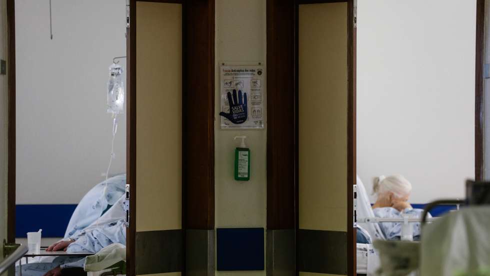 Pacientes hospitalizados na Área de Medicina 2 do Hospital Santa Maria em Lisboa, 27 de outubro de 2020. A urgência dedicada aos casos suspeitos de covid-19 do Hospital Santa Maria, em Lisboa, reflete a evolução da pandemia em Portugal com doentes a avolumarem-se à porta para realizar o teste e no interior a capacidade quase esgotada. O medo de perder o emprego leva muitos doentes com covid-19 a esconderem que estão infetados e a continuar a trabalhar, disseminando a doença que, nesta fase, começa a ser um caso também social e que leva a muitos internamentos no Santa Maria. (ACOMPANHA TEXTO DA LUSA DE 30 DE OUTUBRO DE 2020) TIAGO PETINGA/LUSA