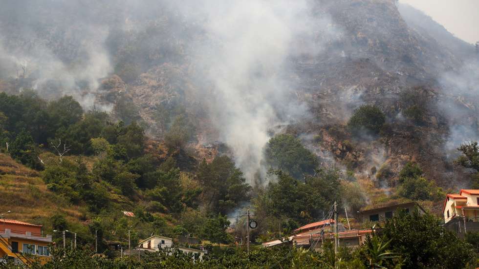 A chegada de focos de incêndio à estrada da Eira da Moura, Serra de Água, concelho da Ribeira Brava, alarmou os residentes, na Ribeira Brava, Madeira, 18 de agosto de 2024. O incêndio, que começou na quarta-feira de manhã no concelho da Ribeira Brava e alastrou no dia seguinte ao município vizinho de Câmara de Lobos, encontra-se hoje com três frentes ativas e estão a ser combatidos por 120 operacionais, 43 veículos e o meio aéreo, sendo que a região conta a partir de hoje com o apoio dos 76 elementos da força conjunta da Autoridade Nacional de Emergência e Proteção Civil. HOMEM DE GOUVEIA/LUSA