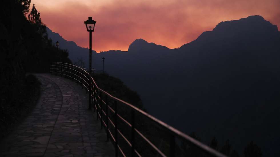 O incêndio rural na Madeira deflagrou na quarta-feira nas serras da Ribeira Brava, propagando-se no dia seguinte ao concelho de Câmara de Lobos, e, já no fim de semana, ao município da Ponta do Sol, Eira do Serrado, Câmara de Lobos, 20 de agosto de 2024. A Madeira registou, até às 12:00 de hoje, 4.392 hectares de área ardida, na sequência do incêndio que atinge a região desde quarta-feira, indicou o presidente do Serviço Regional de Proteção Civil (SRPC), António Nunes. HOMEM DE GOUVEIA/LUSA