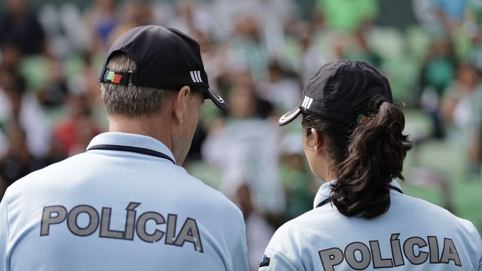 Elementos da PSP durante o jogo da 2ª jornada da I Liga de futebol, Rio Ave FC vs SC Farense, realizado no Estádio do Rio Ave Futebol Clube, 17 Agosto 2024, MANUEL FERNANDO ARAUJO/LUSA