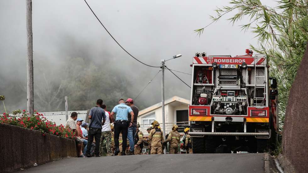 Bombeiros e elementos da Proteção Civil deslocam-se para o local de combate ao incêndio no sítio da Lombada no concelho da Ponta do Sol, 24 de agosto de 2024, O incêndio rural na ilha da Madeira deflagrou no dia 14 de agosto, nas serras do município da Ribeira Brava, propagando-se progressivamente aos concelhos de Câmara de Lobos, Ponta do Sol e, através do Pico Ruivo, Santana. HOMEM DE GOUVEIA/LUSA
