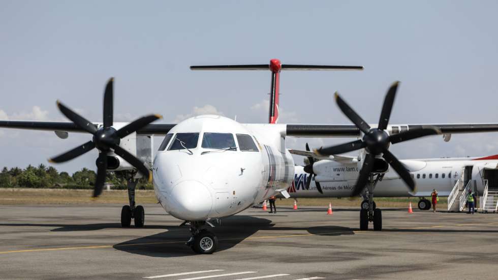 Avião das Linhas Aéreas de Moçambique (LAM), que passa a ligar Joanesburgo, na África do Sul, a Vilanculo, na província de Inhambane, um dos principais pontos turísticos de Moçambique, no Aeroporto de Inhambane, Moçambique, 29 de setembro de 2023. De acordo com informação comercial divulgada pela transportadora aérea, o primeiro desses voos diretos acontece já neste dia, operando a companhia ainda ligações às quartas-feiras e aos domingos. LUÍSA NHANTUMBO/LUSA