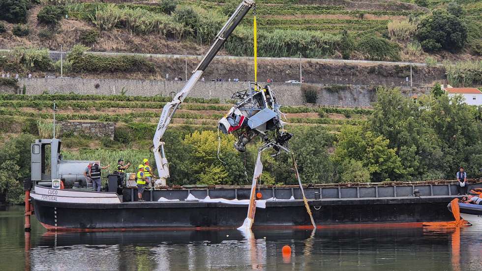 Uma embarcação com grua remove parte do helicóptero que caiu na sexta-feira, no rio Douro, em Lamegono rio Douro, próximo da localidade de Samodães, Lamego, que transportava seis passageiros, nomeadamente um piloto e uma equipa de cinco de cinco militares da Unidade de Emergência Proteção e Socorro (UEPS) que regressava do combate a um incêndio no concelho de Baião, Lamego, 31 de agosto de 2024.  ( IMAGEM OBTIDA DE SMARTPHONE). PAULA LIMA/LUSA
