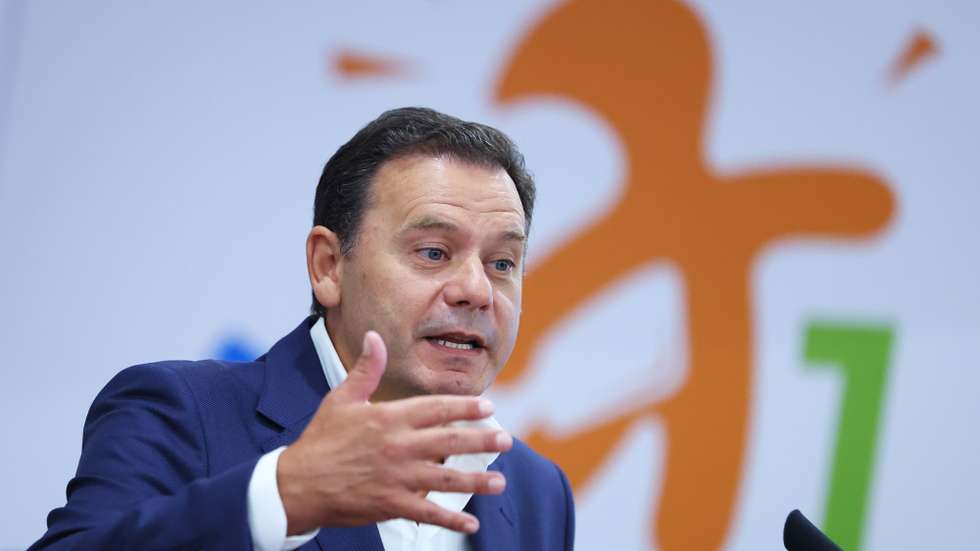 O presidente do Partido Social Democrata (PSD), Luís Montenegro, discursa durante a sessão de encerramento da Universidade de Verão do PSD, numa unidade hoteleira de Castelo de Vide, 01 de setembro de 2024. NUNO VEIGA/LUSA