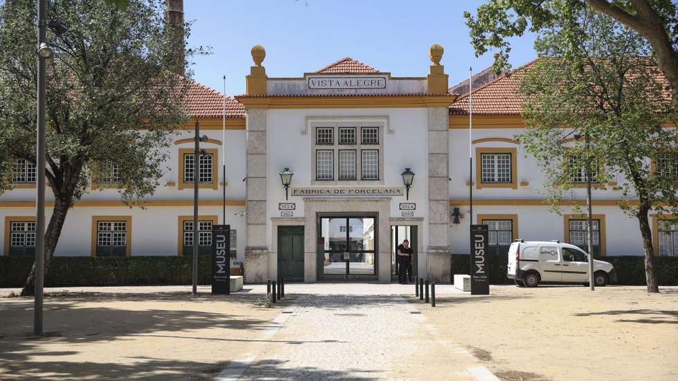 Fachada do edifício do Museu Vista Alegre, Ílhavo, Aveiro, 28 de julho de 2024. Situado no terreno da fábrica de porcelanas com o mesmo nome, o Museu Vista Alegre expõe o registo da evolução no fabrico da porcelana portuguesa. Inaugurado no ano de 1964, e tendo recentemente sido objeto de um profundo processo de ampliação e requalificação, tem patente ao público uma vasta gama de magníficos exemplares da porcelana decorativa e doméstica. CARLOS M. ALMEIDA/LUSA
