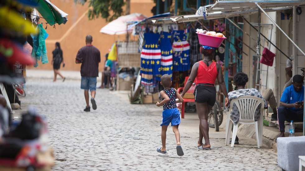 Sucupira, o principal mercado da Praia, Cabo Verde, onde muitas crianças praticamente nascem e crescem acompanhando as mães no seu dia-a-dia de trabalho, Cidade da Praia, Cabo Verde, 14 de agosto de 2024. (ACOMPANHA TEXTO DE 17-08-2024) ELTON MONTEIRO/LUSA
