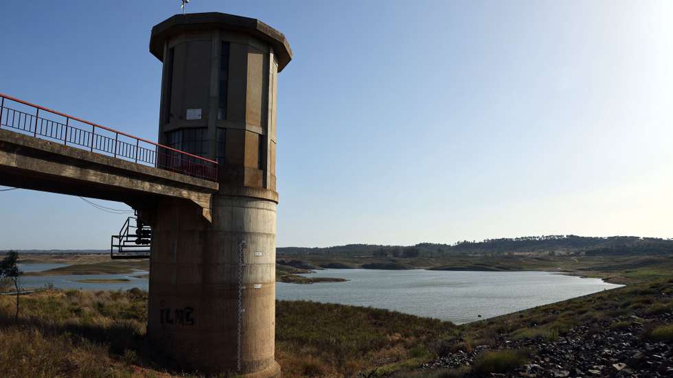 Nível da albufeira da barragem do Monte da Rocha, que fornece água para todo o Baixo Alentejo, mas que está a 10% e não enche há uma década, em Ourique, 26 de junho de 2023. A Agência Portuguesa do Ambiente (APA) monitoriza 75 albufeiras e segundo os dados atualizados na semana passada a maior parte delas (40) estavam com uma capacidade entre os 81 e os 100%. (ACOMPANHA TEXTO DA LUSA DO DIA 03 DE JULHO DE 2023). NUNO VEIGA/LUSA