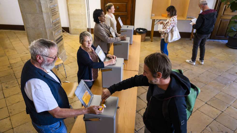 epa10932365 A man casts his ballot during the Swiss Federal Elections in Delemont, Switzerland, 22 October 2023. On 22 October Swiss citizens will elect a new parliament. The Swiss voters elect their political representatives for the next four-year term. Parliament is made up of two chambers, the House of Representatives and the Senate.  EPA/JEAN-CHRISTOPHE BOTT