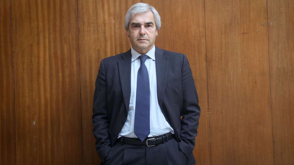 O ministro da Defesa Nacional, Nuno Melo, posa para a fotografia durante uma entrevista à agência Lusa na sede do Ministério da Defesa, em Lisboa, 31 de julho de 2024. O ministro Nuno Melo afirmou que as associações socioprofissionais militares e as chefias dos ramos vão voltar a ser ouvidos pelo Ministério da Defesa para se pronunciarem sobre a regulamentação das medidas recentemente anunciadas para as Forças Armadas. (ACOMPANHA TEXTO DA LUSA DO DIA 04 DE AGOSTO DE 2024). ANTÓNIO PEDRO SANTOS/LUSA