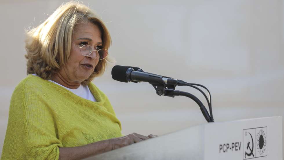 A candidata à câmara municipal de Almada pela CDU, Maria das Dores Meira numa ação de campanha em Almada. 24 de setembro de 2021. No próximo dia 26 de setembro mais de 9,3 milhões eleitores podem votar nas eleições autárquicas para eleger os seus representantes locais. MIGUEL A. LOPES / LUSA
