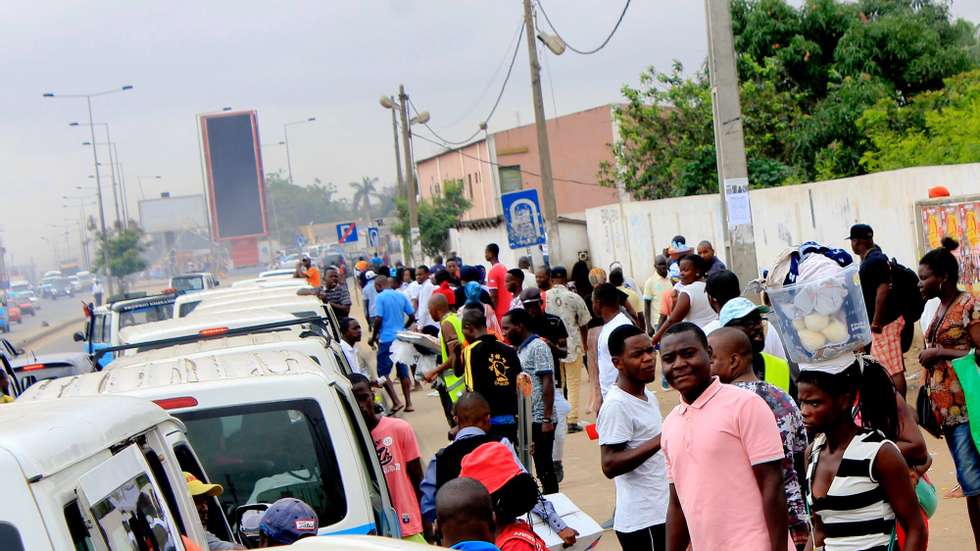 Vários cidadãos em Luanda queixam-se da falta de táxis em vários pontos da cidade, apontando o dedo à &quot;Operação Resgate&quot;, que tem demonstrado que o setor está &quot;minado&quot; com motoristas sem carta de condução ou com elas apreendidas, Luanda, 9 de novembro de 2018. A &quot;Operação Resgate&quot;, que começou na terça-feira em Angola, tem, segundo as autoridades, como propósito o combate à venda ambulante desordenada, às transgressões administrativas e à imigração ilegal, bem como ordenar a circulação rodoviária, entre outros aspetos. AMPE ROGÉRIO/LUSA