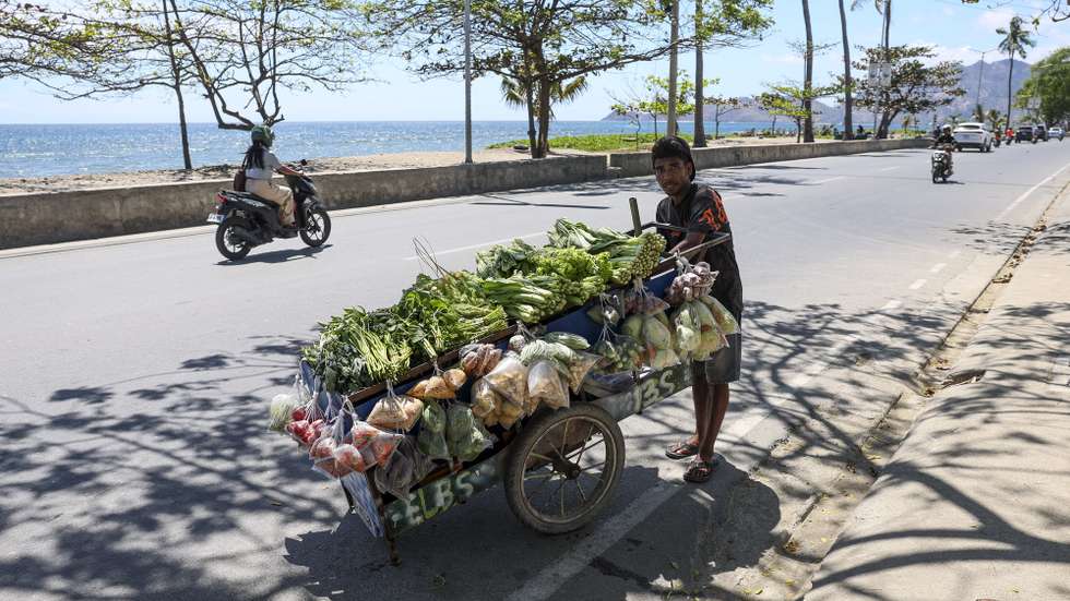 Um vendedor ambulante aguarda por clientes nas ruas de Díli, Timor-Leste, 23 de agosto de 2024. Timor-Leste fez um "progresso impressionante" desde a independência, mas permanece um estado frágil, considera o Fundo Monetário Internacional (FMI), com alguns analistas a alertarem para os "desafios da transição" do poder e perspetiva de crescimento económico modesto. (ACOMPANHA TEXTO DA LUSA DO DIA 24 DE AGOSTO DE 2024). PAULO NOVAIS/LUSA