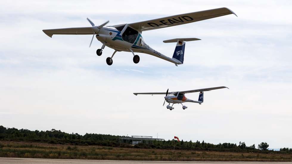 O avião Velis Electro da Pipistrel (E), primeiro e até agora único avião 100% elétrico certificado na Europa e representado em Portugal em exclusivo pela IFA - International Flight Academy., durante o voo de apresentação, no Aeródromo Municipal de Viseu. O avião vai ser usado para formação de alunos do curso de pilotos pela IFA e tem uma autonomia de voo de 50 minutos, Viseu, 11 de setembro de 2024. PAULO NOVAIS/LUSA