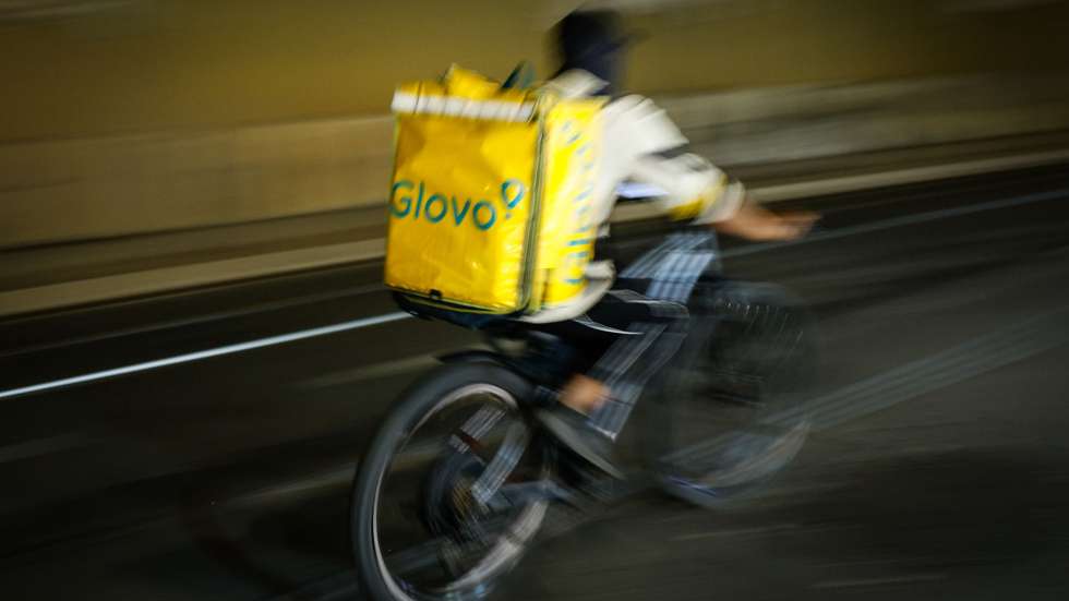 Um motorista da Glovo passa na Baixa, em Lisboa, 07 de agosto de 2024. Estafeta. Bicicleta. Restauração. ANTÓNIO PEDRO SANTOS/LUSA