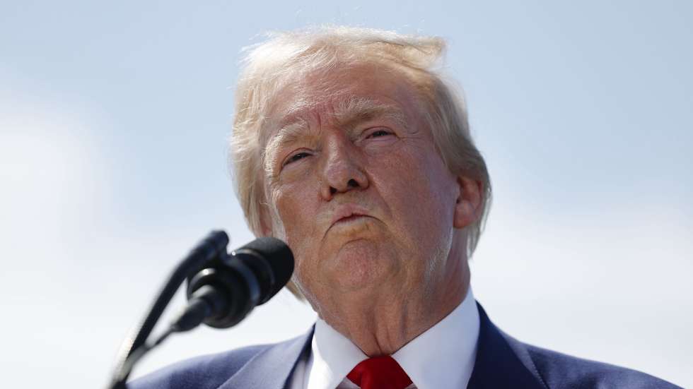 epa11602838 Republican presidential candidate Donald Trump delivers remarks at the Trump National Golf Club Los Angeles in Rancho Palos Verdes, California, USA, 13 September 2024.  EPA/CAROLINE BREHMAN