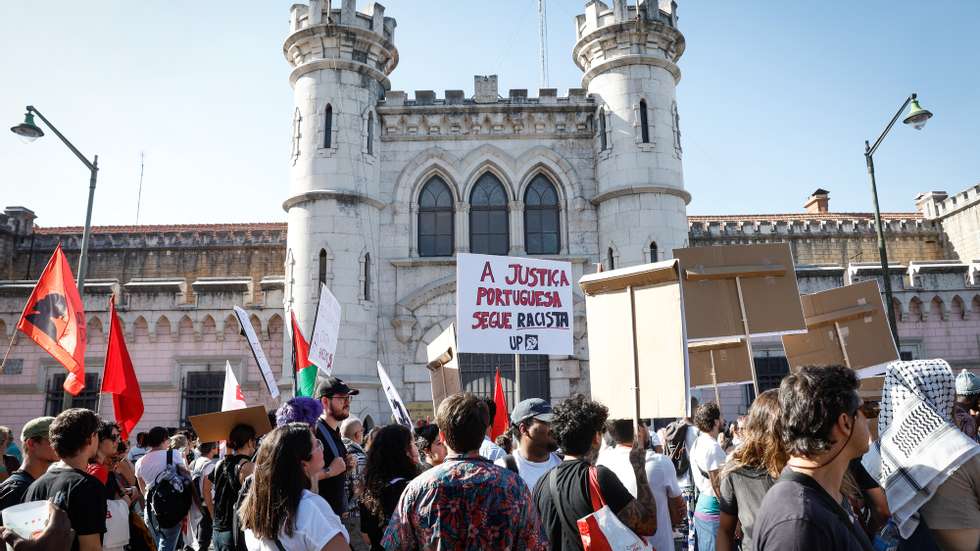 Manifestantes protestam durante a ação &quot;E se fosse contigo?&quot;, promovida pelo Movimento Anti-Racista e outros coletivos que exigem a &quot;revogação da sentença e de reparação da violência infligida pela polícia e pelo sistema judicial a Cláudia Simões&quot;, em Lisboa, 14 de setembro de 2024. A iniciativa assinala também o terceiro aniversário das mortes &quot;ainda sem explicação&quot; de Danijoy Pontes e de Daniel Rodrigues (que morreram no dia 15 de setembro de 2021, com minutos de diferença, no Estabelecimento Prisional de Lisboa). ANTÓNIO PEDRO SANTOS/LUSA