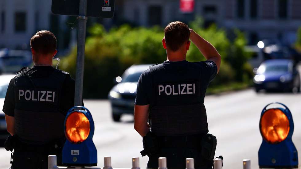 epa11547726 German police officers prepare stop a car at German federal police checkpoint at the German-Polish border Goerlitz, Germany, 13 August 2024. German Federal Minister of the Interior Nancy Faeser visits security authorities and emergency services in seven German federal states. The topics of the security tour include the fight against Islamist terrorism, limiting irregular migration and combating human trafficking.  EPA/FILIP SINGER