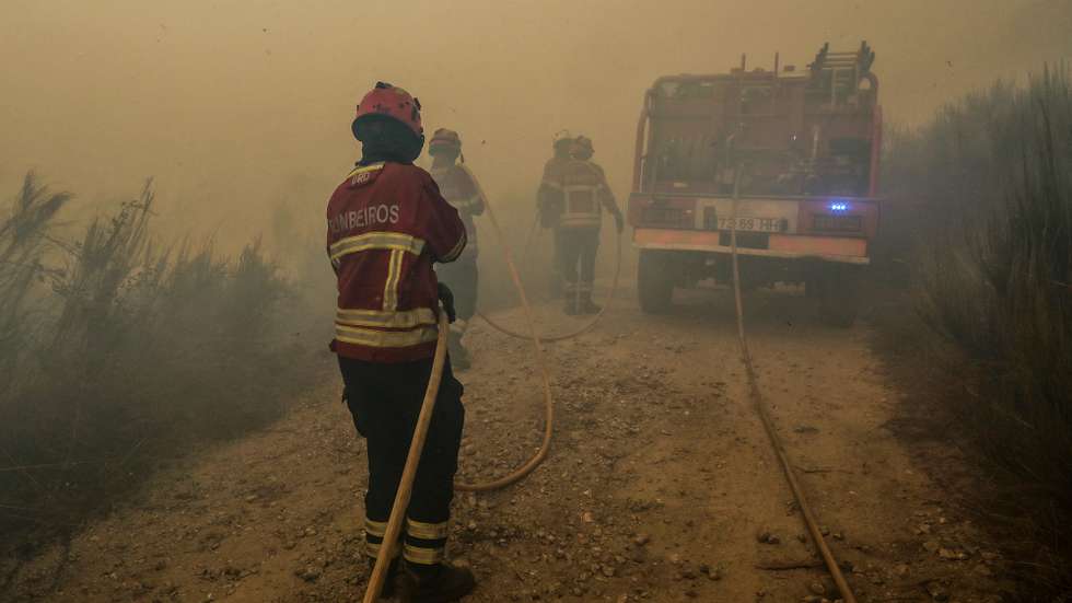 Bombeiros combatem um incêndio na zona industrial de Nelas, junto à linha ferroviária do norte, Nelas, Viseu, 17 de setembro de 2024. Pelo menos 27 incêndios continuavam ativos em Portugal continental esta madrugada, tendo causado três mortos e pelo menos 40 feridos. MIGUEL PEREIRA DA SILVA/ LUSA