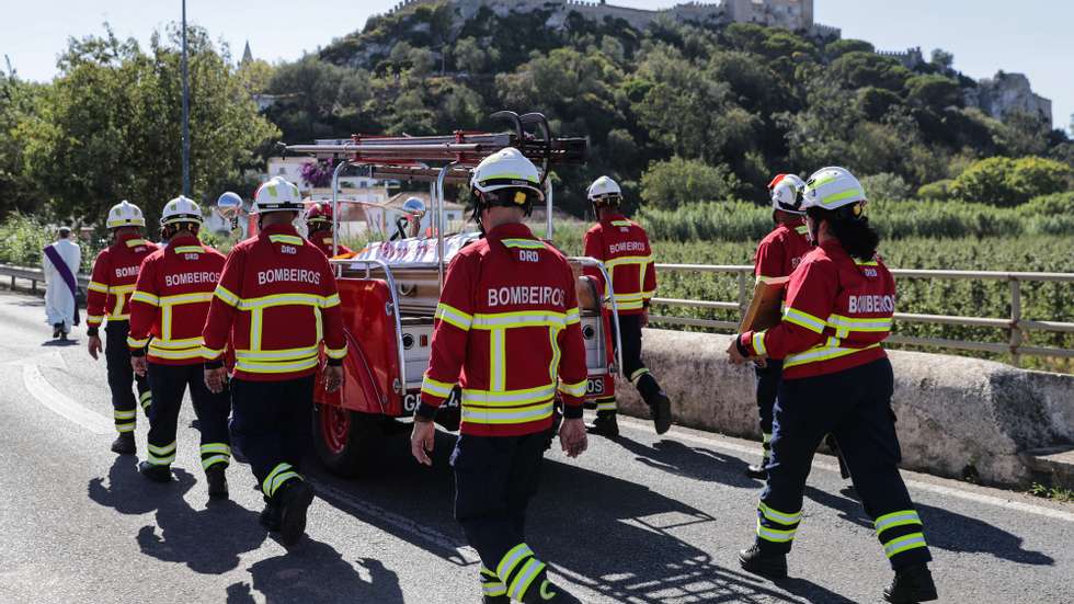 Cortejo fúnebre do bombeiro Carlos Antunes morto por doença súbita no combate a um incêndio, em Óbidos 19 de agosto de 2022. TIAGO PETINGA/LUSA