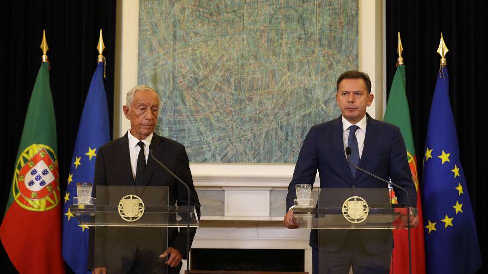 O Presidente da República, Marcelo Rebelo de Sousa (E), acompanhado pelo primeiro-ministro Luis Montenegro (D), falam à comunicação social após o Conselho de Ministros extraordinário para analisar  toda a situação relativa aos incêndios e às suas consequências, na residência oficial do primeiro-ministro, em São Bento, 17 de setembro de 2024.  TIAGO PETINGA/LUSA
