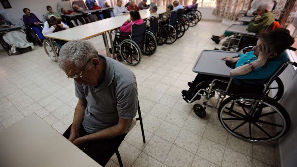 epa02550134 (08/08) A photograph released on 26 January 2011, ahead of International Holocaust Remembrance Day, which falls on 27 January 2011, shows Holocaust survivors in the Shaar Menashe Mental Health Center in Pardes Hanna, Israel, 21 November 2010. Israel maintains the Shaar Menashe Mental Health Center solely for Holocaust survivors, which now holds some 70 patients. Most of the Israelis here suffered trauma as children during World War II and survived the death camps of the Nazis to suffer mental anguish for the remainder of their lives, often going from one mental institution to another, and never establishing families after immigrating to Israel in the post World War II years. There are some 230,000 Holocaust survivors living in Israel today and it is estimated  that some 10 per cent of them need some mental treatment.  EPA/GILI YAARI ISRAEL OUT ***PLEASE REFER TO THE ADVISORY NOTICE (epa02550125) FOR COMPLETE FEATURE TEXT***