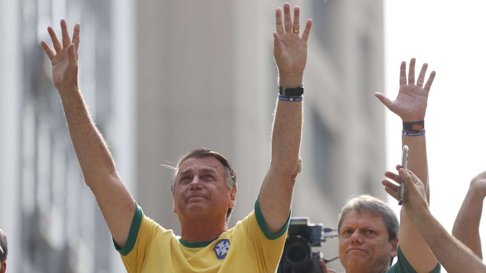 epa11592357 Former Brazilian president Jair Bolsonaro (L) greets supporters during a demonstration on Paulista Avenue in Sao Paulo, Brazil, 07 September 2024. Bolsonaro once again lashed out at the judiciary, calling the Supreme Court magistrate investigating him and tycoon Elon Musk in a trial for the massive dissemination of false news, a 'dictator'. Supporters of Bolsonaro rallied in the heart of Sao Paulo to demand the dismissal of the Supreme Court judge who suspended the social network X, due to Elon Musk's continued contempt of court.  EPA/Sebastiao Moreira