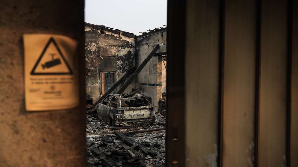 Oficina de automóveis destruída pelos incêndios que atingiram Gondomar, 18 de setembro de 2024. Sete pessoas morreram e 40 ficaram feridas, duas com gravidade, nos incêndios que atingem desde domingo as regiões Norte e Centro do país, nos distritos de Aveiro, Porto, Vila Real e Viseu, e que destruíram dezenas de casas e obrigaram a cortar estradas e autoestradas, como a A1, A25 e A13. JOSÉ COELHO/LUSA