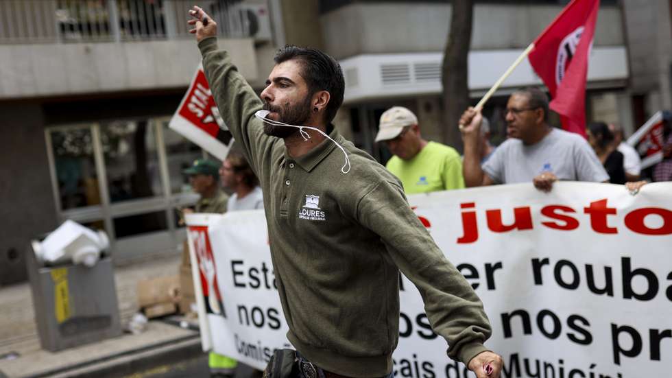 Trabalhadores e ativistas em protesto durante a greve de trabalhadores da administração local, convocada pelo Sindicato dos Trabalhadores da Administração Local (STAL), para reivindicar o reconhecimento das profissões de desgaste rápido e o alargamento e atualização do suplemento de insalubridade e penosidade (SIP), em Lisboa, 20 de setembro de 2024. FILIPE AMORIM/LUSA