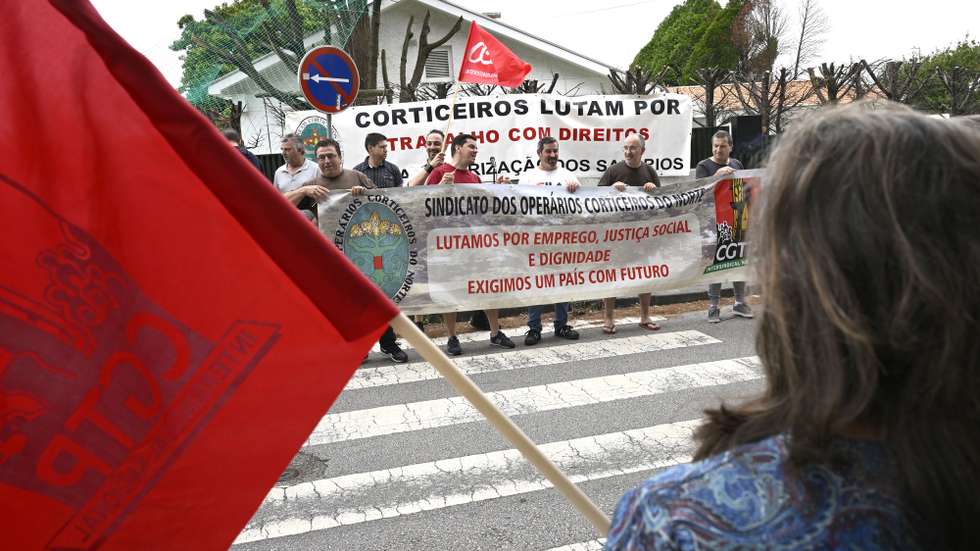 Concentração de trabalhadores no último dia da greve nacional do setor da cortiça, convocada pela FEVICCOM - Federação Portuguesa dos Sindicatos da Construção, Cerâmica e Vidro pelo "aumento digno do salário e do subsídio de refeição", com a presença do secretário-geral da CGTP-IN Tiago Oliveira, que se realizou junto ao edifício da Amorim Holding em Mozelos, Santa Maria da Feira, 31 de julho de 2024. FERNANDO VELUDO/LUSA