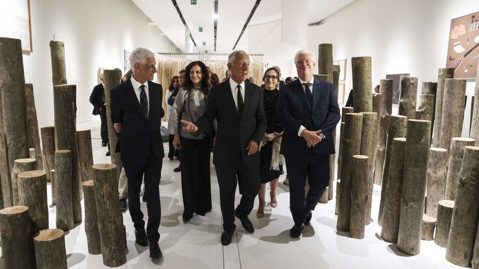 O Presidente da República, Marcelo Rebelo de Sousa (CD), acompanhado pela ministra da Cultura, Dalila Rodrigues (CE), pelo ministro da Economia, Pedro Reis (D), e pelo presidente da Fundação Calouste Gulbenkian, António Feijó (E), durante a inauguração do novo CAM - Centro de Arte Moderna Gulbenkian, em Lisboa, 20 de setembro de 2024. MIGUEL A. LOPES/LUSA