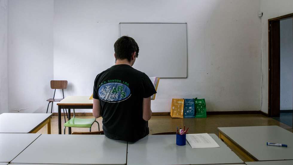 O abandono escolar ainda faz parte da vida de muitas crianças açorianas, entre quem foge para jogar futebol ou troca os livros pelo trabalho, copiam-se percursos de insucesso e faltas consecutivas até o absentismo se tornar preocupante, em Ponta Delgada, 16 de maio de 2024. Muitos dos aluno aceitam um projeto alternativo e passam a frequentar a Perkursos, um projeto educativo que recebe anualmente cerca de 90 alunos entre os 14 e os 25 anos. A Perkursos é uma escola diferente. Há um estúdio de som, onde os alunos podem gravar músicas ou pod-casts, uma gigantesca sala para aulas de expressão dramática. Há um espaço ao ar livre, onde até podem fumar. Mas os alunos apontam como principal a relação com os professores. (ACOMPANHA TEXTO DA LUSA DO 22 DE JUNHO DE 2024). EDUARDO COSTA/LUSA
