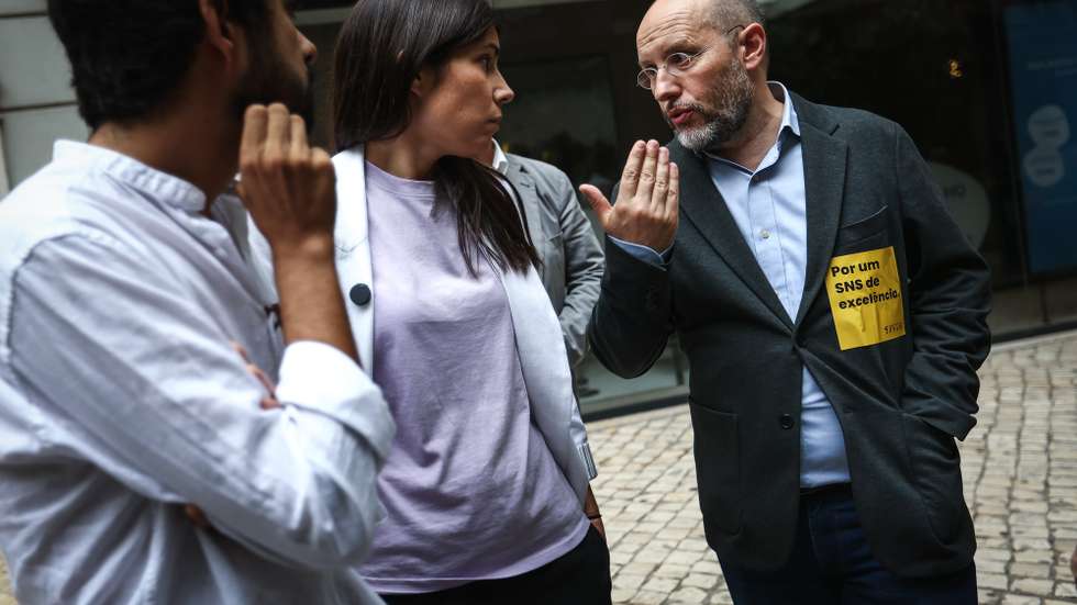A coordenadora do Bloco de Esquerda (BE) Mariana Mortágua, conversa com o líder do Partido LIVRE, Rui Tavares (D), durante uma manifestação organizada pela Federação Nacional dos Médicos em frente ao Ministério da Saúde, em Lisboa, 24 de setembro de 2024. Médicos de todo o país estão hoje concentrados em frente ao Ministério da Saúde, em Lisboa, numa manifestação para exigir melhores condições de trabalho e salariais e um Serviço Nacional de Saúde mais forte para responder à população. RODRIGO ANTUNES/LUSA