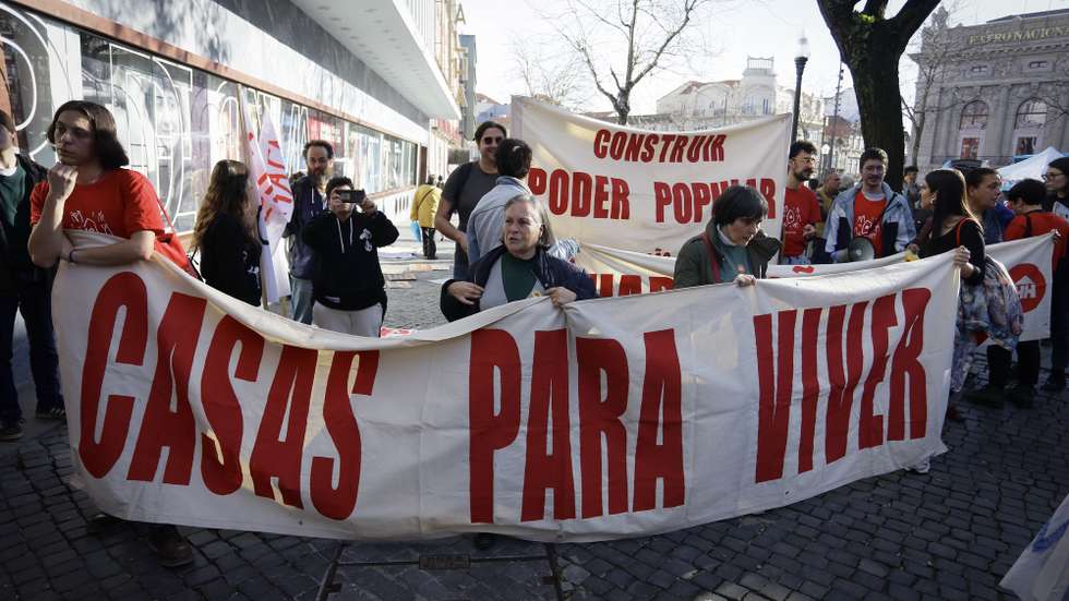 Manifestações da plataforma 'Casa Para Viver', em defesa do direito à habitação, contra o agravamento da crise de habitação e contra aumento das rendas e a falta de resposta do Governo, esta tarde no Porto, 27 de janeiro de 2024. MANUEL FERNANDO ARAÚJO/LUSA