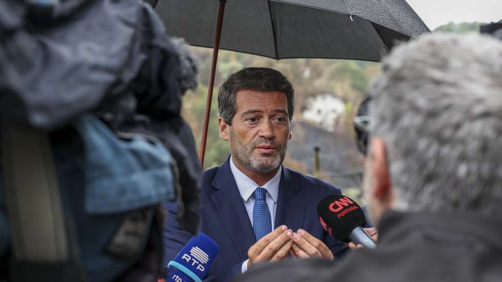 O presidente do Chega, André Ventura, fala aos jornalistas, durante a visita a uma quinta afetada pelo fogo no âmbito da deslocação aos territórios afetados pelos recentes incêndios, em Tábua, 25 de setembro de 2024. PAULO NOVAIS/LUSA