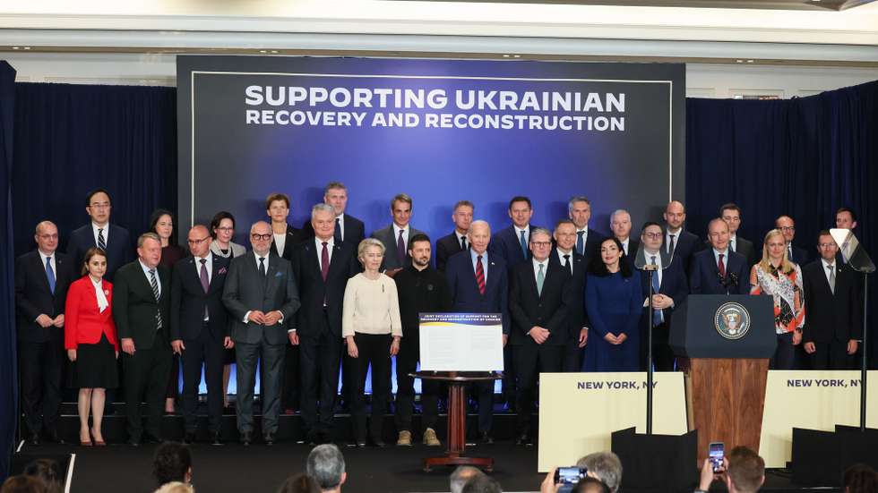 epa11625459 Ukrainian President Volodymyr Zelensky, European Commission President Ursula von der Leyen and US President Joe Biden with other world leaders attend the 'Supporting Ukrainian Recovery and Reconstruction' meeting on the sidelines of the General Debate of the 79th session of the United Nations General Assembly in New York, New York, USA, 25 September 2024 (issued 26 September 2024). U.S. President Joe Biden and the leaders of 30 other countries signed a joint G7 and EU statement on the reconstruction of Ukraine during a meeting on the sidelines of the General Debate of the 79th session of the United Nations General Assembly.  EPA/LESZEK SZYMANSKI POLAND OUT