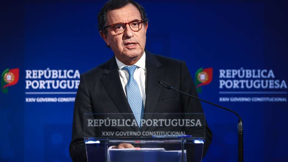 O ministro Adjunto e da Coesão Territorial, Manuel Castro Almeida, usa da palavra durante o briefing do Conselho de Ministros, em Lisboa, 26 de Setembro de 2024. RODRIGO ANTUNES/LUSA