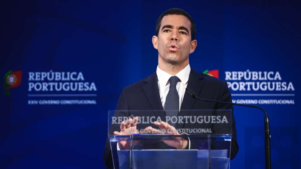 O ministro da Presidência, António Leitão Amaro, usa da palavra durante o briefing do Conselho de Ministros, em Lisboa, 26 de Setembro de 2024. RODRIGO ANTUNES/LUSA