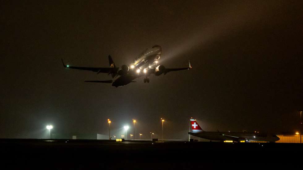 Um avião levanta voo no Aeroporto Humberto Delgado perto da meia noite, em Lisboa, 18 de setembro de 2024. O tráfego aéreo sobre a cidade de Lisboa está cada vez mais intenso, havendo cada vez mais queixas em relação à poluição visual e sonora assim como em relação à frequência de voos noturnos. (ACOMPANHA TEXTO DA LUSA DO DIA 28 DE SETEMBRO DE 2024). JOSÉ SENA GOULÃO/LUSA