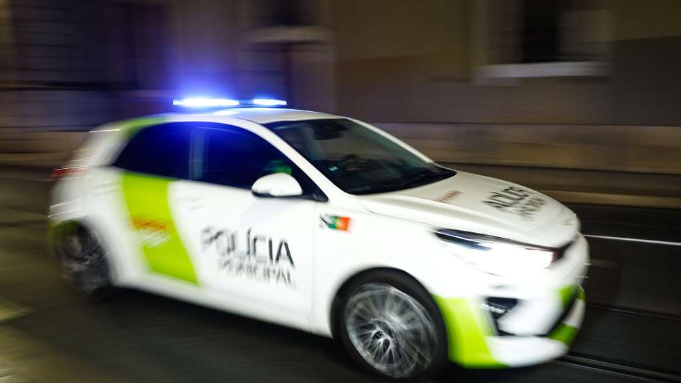 Um automóvel da Polícia Municipal circula na Baixa, em Lisboa, 07 de agosto de 2024. ANTÓNIO PEDRO SANTOS/LUSA