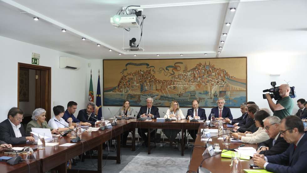 A ministra do Trabalho, Solidariedade e Segurança Social, Maria do Rosário Ramalho (C), e o ministro da Economia, Pedro Reis (C-E), presidem à reunião da Concertação Social no Conselho Económico e Social (CES), em Lisboa, 25 de setembro de 2024. ANTÓNIO COTRIM/LUSA