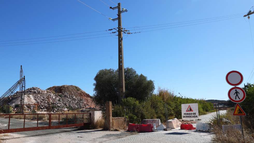 Quase seis anos depois a zona da Estrada Nacional 255 (Borba - Vila Viçosa), que ruiu para dentro de pedreiras de mármore provocando cinco mortos, continua como no dia do acidente, Borba, 30 de setembro de 2024. Na véspera de iniciar o julgamento do caso, as marcas da tragédia persistem na memória da população, ainda que o tema seja cada vez menos falado. (ACOMPANHA TEXTO DE 02 DE OUTUBRO DE 2024). NUNO VEIGA/LUSA