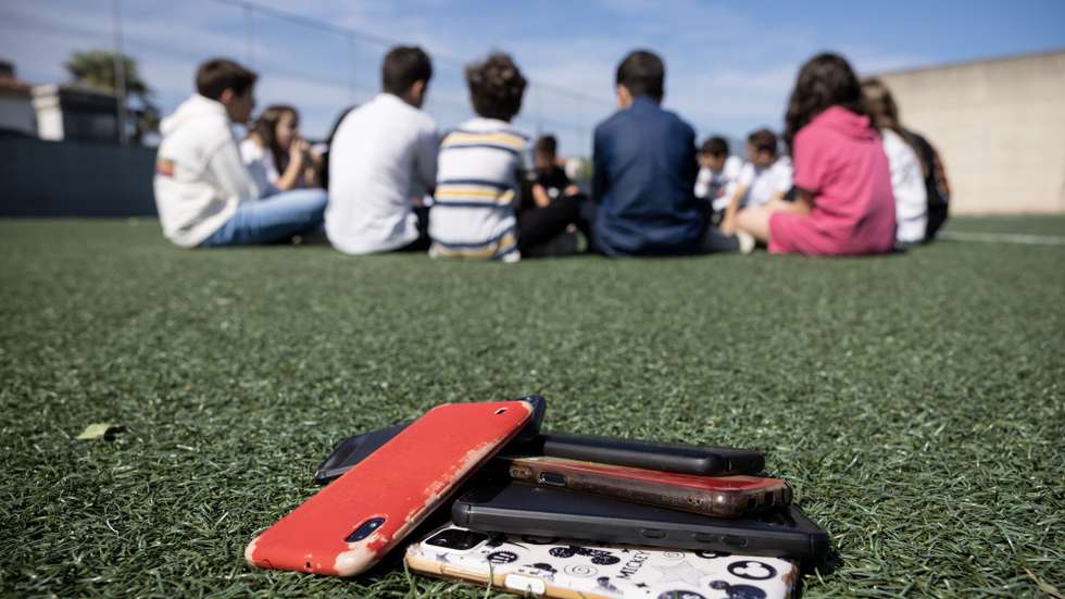Alunos no recreio da escola EB 23 Lourosa que proíbe os telemóveis, a propósito de uma petição que está a correr para que isso seja a regra em todas as escolas, Santa Maria da Feira, 23 de maio de 2023. (ACOMPANHA TEXTO DE 27 DE MAIO DE 2023) JOSÉ COELHO/LUSA
